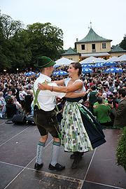 Magnus Kaindl und Tanzmeisterin Katharina Mayer (©Foto: Martin Schmitz)